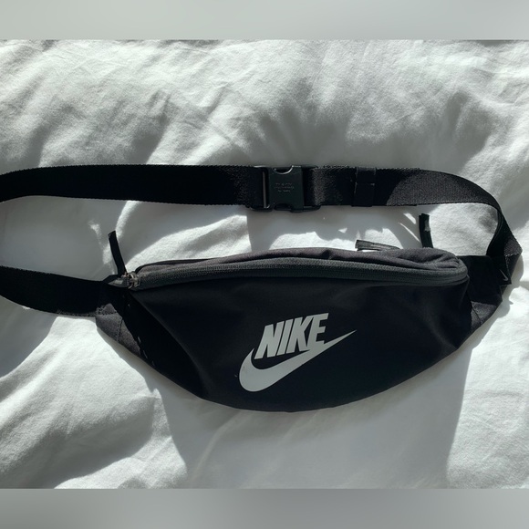 Nike Heritage Fanny Pack Belt Bag Black - Picture 2 of 8